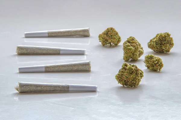 Pre Rolls Cannabis Joints Und Getrocknete Blüten Marihuana Auf Einem — Stockfoto