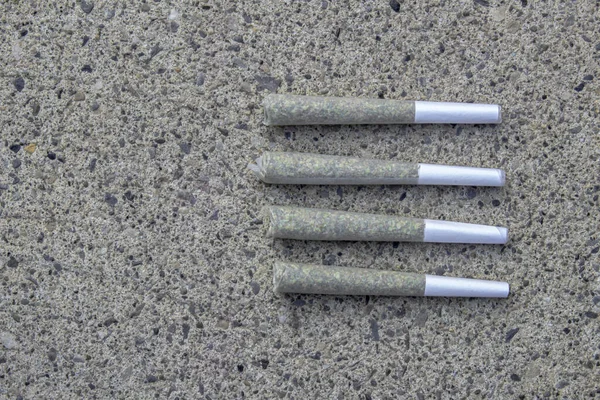 Pre Rolls Cannabis Joints Und Getrocknete Blüten Marihuana Auf Einem — Stockfoto