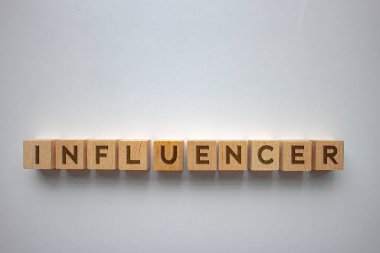 Tahta bloklar üzerinde açık bir arkaplan üzerinde yatay etki mesajı