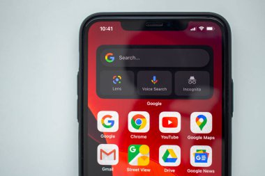 Calgary, Alberta, Kanada. 20 Haziran 2020. Google uygulamaları ve Widget 'ları olan bir iPhone 11 profosyoneli.
