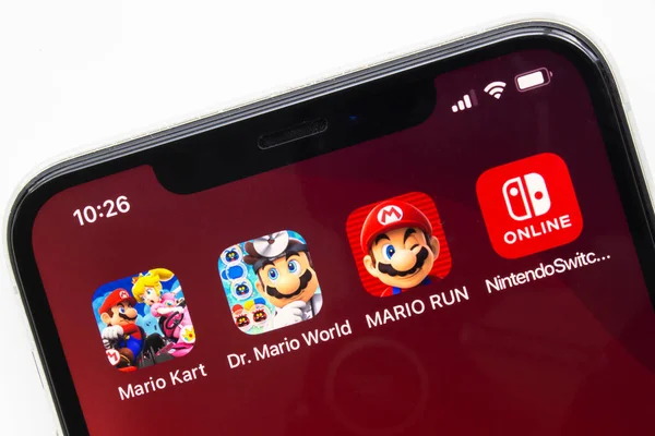 Calgary, Alberta, Kanada. 20 Haziran 2020. Nintendo uygulamaları ile bir iPhone 11 profosyonel Mario Bros uygulamaları ana ekranda.