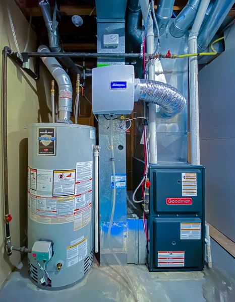 Calgary, Alberta, Kanada. Sep 21, 2020. Bradford White konut su ısıtıcısı ve bir Generalaire nemlendiricisi ile Goodman yüksek verimli bir ev kazanı..