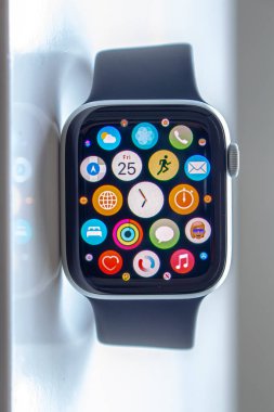 Calgary, Alberta, Kanada. 25 Haziran 2020. Bir Apple saat serisi 6 GPS, 44mm gümüş alüminyum kutu üzerinde siyah solo ilmek beyaz bir masa üzerinde.