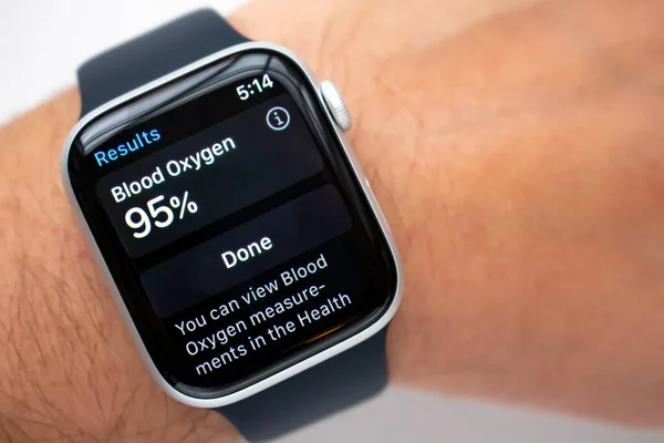 Calgary, Alberta, Kanada. 25 Haziran 2020. Bir Apple saat serisi 6 'da kanınızdaki oksijen seviyesini ölçen biri, Kanlı Oksijen uygulaması..