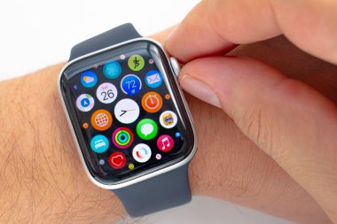 Calgary, Alberta, Kanada. Sep 28, 2020. Apple Watch 'ın 6. sezonundan Dijital Tacı' na geri dönüşümlü polyesterden örülmüş Solo Döngü ile dokunan bir kişi..