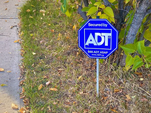 Calgary Alberta Kanada Temmuz 2020 Adt Işareti Güvenlik Alarmı Sistemi — Stok fotoğraf