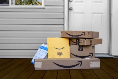 Calgary, Alberta, Kanada. 4 Ekim 2020. Amazon az önce teslim edilen bir eve kutu ve zarf getirdi..