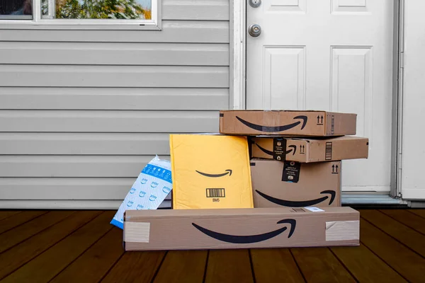 カルガリー アルバータ州 カナダ 2020年10月4日 アマゾンは配達されたばかりの自宅の入り口で箱や封筒を配達します — ストック写真