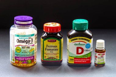 Calgary, Alberta, Kanada. Ekim, 6, 2020. Temel vitaminlerin popüler markaları.