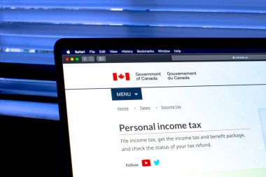 Calgary, Alberta, Kanada. 7 Ekim 2020. Kanada Hükümeti 'nin vergi gelirleri web sitesi ekranda..