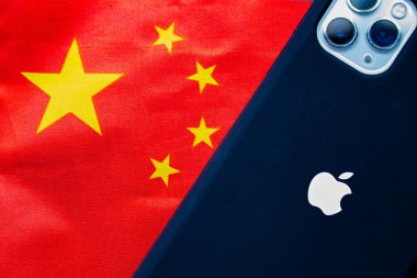 Calgary, Alberta, Kanada. 11 Ekim 2020. Apple iPhone Max Pro 11 'li bir Çin bayrağı. Kavram: Çin ile Apple iş ilişkisi.