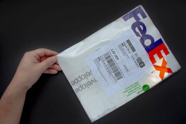 Calgary Alberta, Kanada. 17 Ekim 2020. Elinde Fedex paketi olan biri. Konsept: kargo paketleri