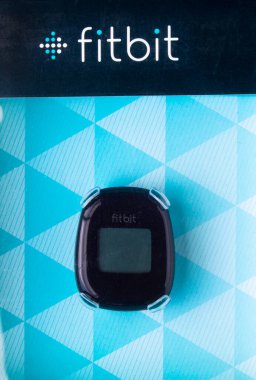 Calgary Alberta, Kanada. 17 Ekim 2020. Açılmamış bir kutu Fitbit Zip. Konsept fitness izleme.