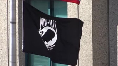 Chicago, Illinois, ABD. Sep 14, 2025. Siyah POW-MIA bayrağı dalgaları, savaş esirleri ve eylem sırasında kaybolanlar için kutsal bir sembol, onur ve fedakarlığı temsil ediyor..