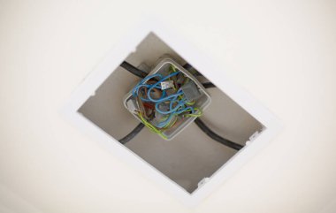 İnşaat sırasında bir binanın duvarına elektrik kabloları ve kanalları döşenmiş. Yüksek kaliteli fotoğraf..