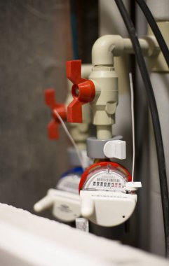 Avrupa 'daki bir daireye modern sıcak su sayacı monte edildi, altyapı konsepti. Yüksek kaliteli fotoğraf..