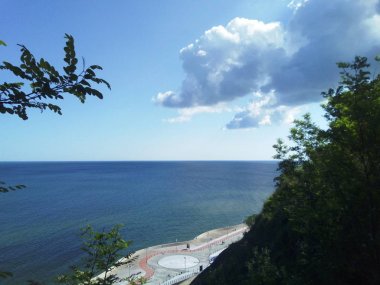 deniz, set, ağaçlar, gökyüzü ve bulutlar