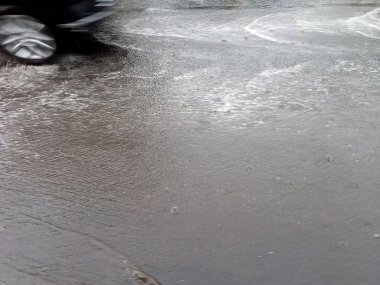 bir su birikintisi araba sürmek