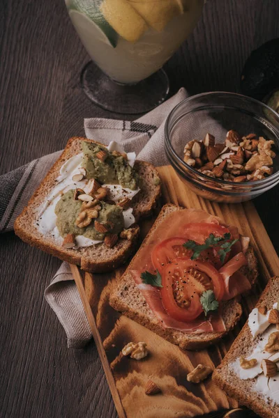 Dilicious Tray Toast Avocado Ham Serrano Lemonade — Stock fotografie