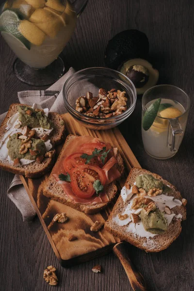 Dilicious Tray Toast Avocado Ham Serrano Lemonade — Stock fotografie