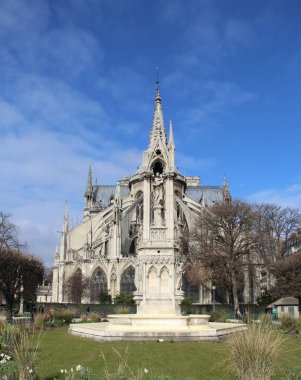 Bahar güneşli Notre Dame Paris