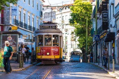 Lizbon, Portekiz - 20 Temmuz 2019: Alfama'da lizbon tramvayı
