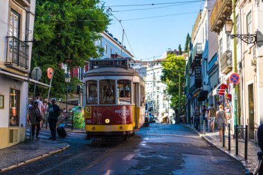 Lizbon, Portekiz - 20 Temmuz 2019: Alfama'da lizbon tramvayı