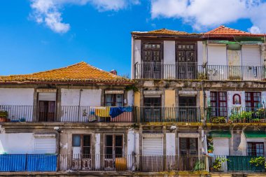 Ahşap pencere ve kapılar ve demir balkonlar, geometrik, renkli, ilginç desen kökenli Porto eski tipik inşaat