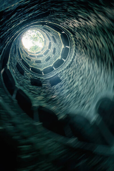 Синтра, Португалия, у колодца для посвящения
