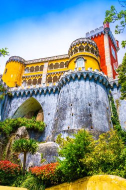 Sintra'daki Pena Sarayı. Lizbon, Portekiz. Ünlü bir dönüm noktası. Mavi gökyüzü ile yaz sabahı manzara.