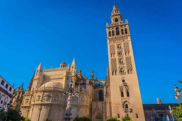 Giralda y Catedral de Santa Maria, Sevilla, España — Foto de Stock