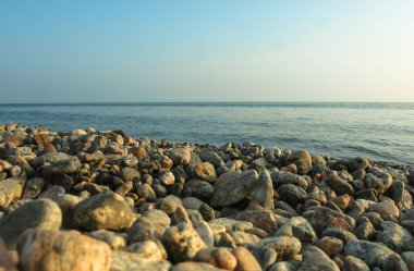 Baykal'ın taş sahilinde