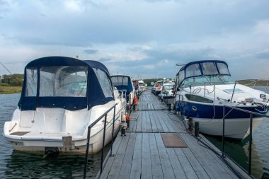 pichle üzerinde yatlar