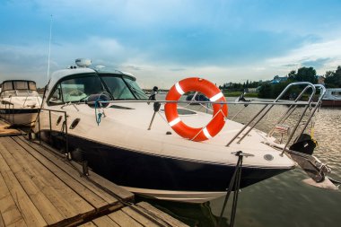 pichle üzerinde yatlar