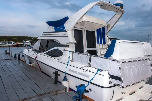 pichle üzerinde yatlar