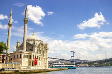 İstanbul, Türkiye - 18 Temmuz 2019: Ortaköy Camii ve Boğaz Köprüsü manzarası. Ortaköy Camii klasik tarzda inşa edildi.