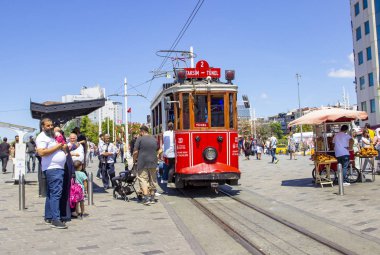 İstanbul, Türkiye Agust 05, 2019: Taksim meydanında nostaljik Kırmızı Tramvay. Taksim İstiklal Caddesi İstanbul'un popüler destinasyonlarıdır. Beyoğlu, Taksim, İstanbul. Türkiye.