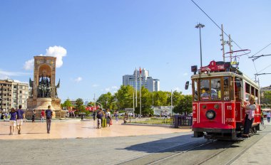 İstanbul, Türkiye Agust 05, 2019: Taksim meydanında nostaljik Kırmızı Tramvay. Taksim İstiklal Caddesi İstanbul'un popüler destinasyonlarıdır. Beyoğlu, Taksim, İstanbul. Türkiye.