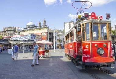 İstanbul, Türkiye Agust 05, 2019: Taksim meydanında nostaljik Kırmızı Tramvay. Taksim İstiklal Caddesi İstanbul'un popüler destinasyonlarıdır. Beyoğlu, Taksim, İstanbul. Türkiye.
