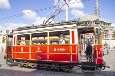 İstanbul, Türkiye Agust 05, 2019: Taksim meydanında nostaljik Kırmızı Tramvay. Taksim İstiklal Caddesi İstanbul'un popüler destinasyonlarıdır. Beyoğlu, Taksim, İstanbul. Türkiye.