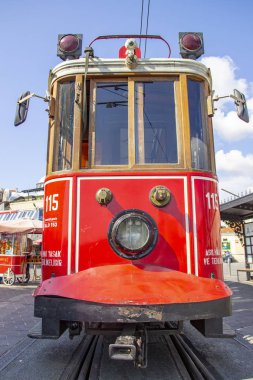 İstanbul, Türkiye Agust 05, 2019: Taksim meydanında nostaljik Kırmızı Tramvay. Taksim İstiklal Caddesi İstanbul'un popüler destinasyonlarıdır. Beyoğlu, Taksim, İstanbul. Türkiye.