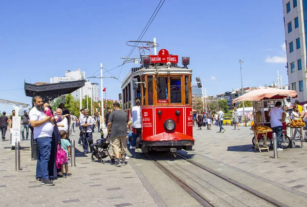 Стамбул Августа 2019 Года Ностальгический Красный Трамвай Площади Таксим Улица — стоковое фото