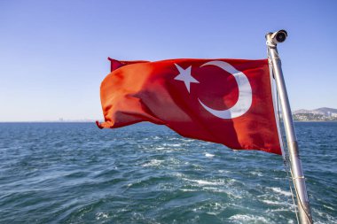 Teknede Türk bayrağı sallanıyor