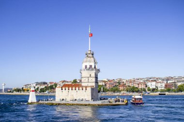 İSTANBUL, TURKEY - 26 Temmuz 2019: İstanbul, Türkiye 'nin sembolü olan İstanbul Boğazı' nda bulunan Maiden 's Tower (Kiz Kulesi) manzarası. Bakire Kulesi 'nin güneşli manzarası