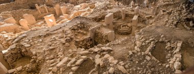 Zamanın başlangıcı. Türkiye'de Göbekli Tepe antik sitesi. Göbekli Tepe, Unesco Dünya Mirası listesine alınmıştır. Dünyanın En Eski Tapınağı. Neolitik kazılar. Çömlekçilik Öncesi Neolitik.