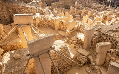 Zamanın başlangıcı. Türkiye'de Göbekli Tepe antik sitesi. Göbekli Tepe, Unesco Dünya Mirası listesine alınmıştır. Dünyanın En Eski Tapınağı. Neolitik kazılar. Çömlekçilik Öncesi Neolitik.