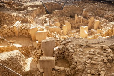 Zamanın başlangıcı. Türkiye'de Göbekli Tepe antik sitesi. Göbekli Tepe, Unesco Dünya Mirası listesine alınmıştır. Dünyanın En Eski Tapınağı. Neolitik kazılar. Çömlekçilik Öncesi Neolitik.
