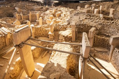 Zamanın başlangıcı. Türkiye'de Göbekli Tepe antik sitesi. Göbekli Tepe, Unesco Dünya Mirası listesine alınmıştır. Dünyanın En Eski Tapınağı. Neolitik kazılar. Çömlekçilik Öncesi Neolitik.