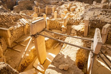 Zamanın başlangıcı. Türkiye'de Göbekli Tepe antik sitesi. Göbekli Tepe, Unesco Dünya Mirası listesine alınmıştır. Dünyanın En Eski Tapınağı. Neolitik kazılar. Çömlekçilik Öncesi Neolitik.