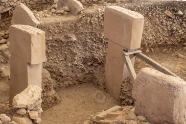 Zamanın başlangıcı. Türkiye'de Göbekli Tepe antik sitesi. Göbekli Tepe, Unesco Dünya Mirası listesine alınmıştır. Dünyanın En Eski Tapınağı. Neolitik kazılar. Çömlekçilik Öncesi Neolitik.